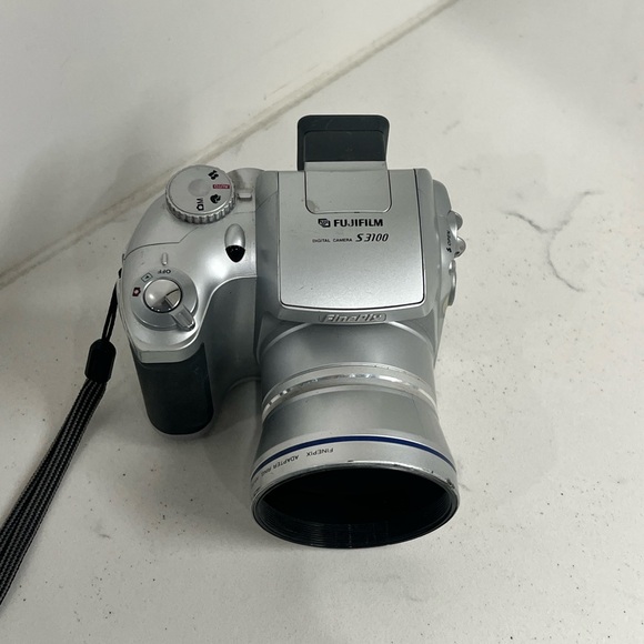 Fujifilm FinePix S3100 4MP Digital Camera with 6x Optical Zoom Silver Camera Y2K - Picture 2 of 8